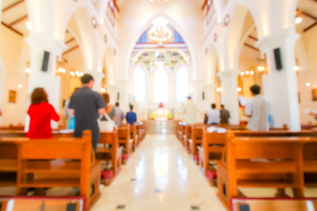 Entrada da Santa missa com poucas pessoas dentro da igreja